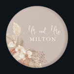 Imán Boda de Neutrales de Grass Boho Pampas<br><div class="desc">Mantenedor del imán Boho que puede ser personalizado con un apellido personalizado. Los tonos neutros y el pasto pampas proporcionan una elegancia subestimada. ¡Este imán sería un regalo encantador para los recién casados!</div>