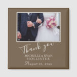 Imán Boda de Photo Elegant<br><div class="desc">Un imán boda favorecedor con foto boda personalizable,  nombres y fecha boda. Un imán de agradecimiento elegante y elegante,  ideal como regalo para sus huéspedes.</div>