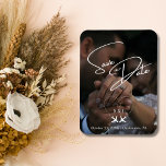 Imán Boda De Viajes Avión Heart Modern Save The Date<br><div class="desc">Anuncie su día de boda especial con un estilo elegante con el tema de viaje Guardar el imán de fecha, con la opción de subir fotos de personalizable, que le permite mostrar su momento favorito y personalizar el imán. El diseño se centra en una simple imagen blanca de dos aviones...</div>