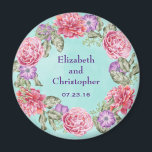 Imán Boda de Wreath de color de agua floral<br><div class="desc">Un boda bonito aguijón / conmemorativo o guardar el imán de fecha. Un bonito ilustracion de temática botánica con una corona circular de flores acuarelas de bonito en rosa y púrpura con hojas verdes en el medio. El diseño floral se compone de peonías rosadas y anémonas púrpura. El fondo es...</div>