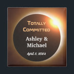 Imán Boda del tema del eclipse completamente comprometi<br><div class="desc">2024 es el año del eclipse solar total que pasa por los Estados Unidos. Es un evento impresionante, y uno que hace un gran tema para una ceremonia de compromiso, boda o compromiso. La imagen del eclipse solar parece brillar con el diamante de un anillo boda por un momento. Ese...</div>