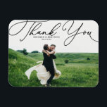 Imán Boda elegante de guiones manuscritos negros<br><div class="desc">Celebra tu amor y muestra gratitud con nuestro boda de fotos de personalizable ¡gracias imán! Este toque único es perfecto para recordarle a sus seres queridos su día especial mientras expresa su sincero agradecimiento de una manera memorable. Presenta un guión blanco elegante. Personalice agregando su foto y detalles. Esta foto...</div>