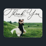 Imán Boda elegante de guiones manuscritos negros<br><div class="desc">Celebra tu amor y muestra gratitud con nuestro boda de fotos de personalizable ¡gracias imán! Este toque único es perfecto para recordarle a sus seres queridos su día especial mientras expresa su sincero agradecimiento de una manera memorable. Presenta un guión blanco elegante. Personalice agregando su foto y detalles. Esta foto...</div>