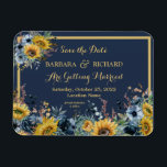 Imán Boda floral de girasol azul de la marina Save Date<br><div class="desc">Este impresionante Save the Date Magnet cuenta con un fondo azul marino con flores de sol y está rodeado de flores azules y vegetación. Las letras de oro y los toques de caligrafía son un acompañamiento perfecto de las hermosas flores. Una encantadora elección de diseño para marcar el tono de...</div>