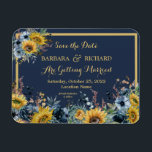 Imán Boda floral de girasol azul de la marina Save Date<br><div class="desc">Este impresionante Save the Date Magnet cuenta con un fondo azul marino con flores de sol y está rodeado de flores azules y vegetación. Las letras de oro y los toques de caligrafía son un acompañamiento perfecto de las hermosas flores. Una encantadora elección de diseño para marcar el tono de...</div>