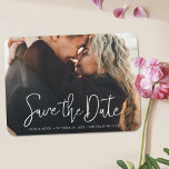 Imán Boda fotográfica personalizado Guardar la fecha<br><div class="desc">Esta sencilla y moderna boda fotográfica permite guardar la plantilla de imán de fecha con las funciones "Save the Date" en un guión moderno y animado con sus nombres, fecha y boda en una sola línea debajo. El texto es un blanco crujiente. Añade tu foto favorita y tus detalles para...</div>