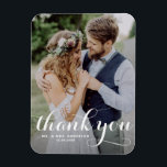 Imán Boda fotográfico de caligrafía blanca moderna<br><div class="desc">Celebra tu amor y muestra gratitud con nuestro boda de fotos de personalizable ¡gracias imán! Este toque único es perfecto para recordarle a sus seres queridos su día especial mientras expresa su sincero agradecimiento de una manera memorable. Cuenta con un moderno superpuesto de fotos de tipografía. Personalice agregando su foto...</div>