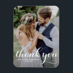 Imán Boda fotográfico de caligrafía blanca moderna<br><div class="desc">Celebra tu amor y muestra gratitud con nuestro boda de fotos de personalizable ¡gracias imán! Este toque único es perfecto para recordarle a sus seres queridos su día especial mientras expresa su sincero agradecimiento de una manera memorable. Cuenta con un moderno superpuesto de fotos de tipografía. Personalice agregando su foto...</div>