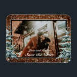 Imán Boda fotográfico de madera y bosques de nieve<br><div class="desc">Boda Guardar la fecha o Gracias imán tarjeta de foto. Madera rústica marrón, fondo de nieve y bosque nevado. Acogedor estilo rústico vintage. Hay más artículos disponibles en este estilo en nuestra tienda. Puede editar el diseño más adelante, cambiar colores, fuentes y añadir texto extra haciendo clic en el enlace...</div>