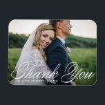 Imán Boda fotográfico elegante y blanco gracias<br><div class="desc">Celebra tu amor y muestra gratitud con nuestro boda de fotos de personalizable ¡gracias imán! Este toque único es perfecto para recordarle a sus seres queridos su día especial mientras expresa su sincero agradecimiento de una manera memorable. Cuenta con una caligrafía elegante y una tipografía clásica. Puede personalizar este elegante...</div>