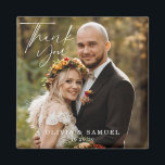 Imán Boda fotográfico Minimalista moderno Gracias Magne<br><div class="desc">El imán de agradecimiento boda presenta a una novia minimalista moderna y a un novio en la temporada de otoño, un follaje colorido en el fondo. Hermoso texto de agradecimiento escrito a mano. El imán incluye los nombres de la pareja y la fecha de su boda. Gran imán boda favorece...</div>