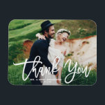 Imán Boda fotográfico moderno con letras blancas gracia<br><div class="desc">Expresar su gratitud con nuestro boda fotográfico de personalizable gracias imán, que presenta caligrafía moderna y elegante. Este diseño combina perfectamente el sentimiento personal con el estilo contemporáneo, lo que lo convierte en la forma perfecta de agradecer a sus huéspedes por compartir su día especial. Muestra tus fotos bodas favoritas...</div>