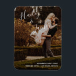 Imán Boda fotográfico moderno Sobreposición manuscrita<br><div class="desc">Magnet moderno de favores matrimoniales con un diseño sencillo con sus nombres en un elegante guión manuscrito en la parte superior izquierda y los detalles de su boda en alineación derecha en la parte inferior derecha, sobre su foto favorita. La letra a mano de moda añade un toque romántico a...</div>