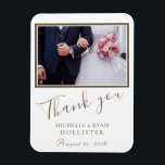 Imán Boda Gracias a Photo Elegant Script<br><div class="desc">Una elegante foto boda gracias imán con la foto de su boda,  los nombres de la novia y del novio y la fecha del boda. Puede cambiar fácilmente el texto y la foto. Tipo de letra de guión moderno. Una gran manera de agradecer a sus invitados bodas.</div>