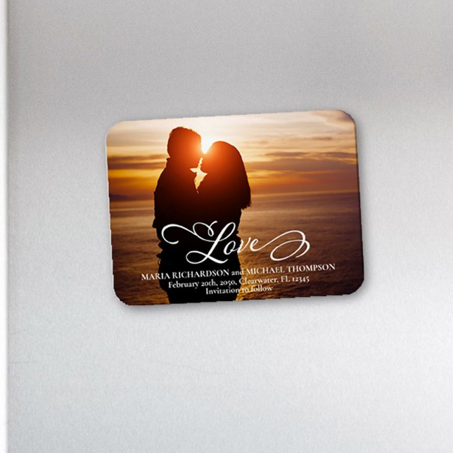Imán Boda Guardar la foto del guión de amor de fecha (Save the Date photo magnet with creative "Love" calligraphy typography. )