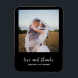 Imán Boda moderna foto negra limpia<br><div class="desc">Imán de favor de boda moderno con un diseño simple y minimalista con "amor y gracias" en una elegante letra cursiva,  debajo de tu foto favorita sobre un fondo negro. Estos imanes elegantes serían excelentes favores de boda para una boda con tema gótico o boda de Halloween.</div>