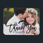 Imán Boda moderno de fotos con letras negras gracias<br><div class="desc">Expresar su gratitud con nuestro boda fotográfico de personalizable gracias imán, que presenta caligrafía moderna y elegante. Este diseño combina perfectamente el sentimiento personal con el estilo contemporáneo, lo que lo convierte en la forma perfecta de agradecer a sus huéspedes por compartir su día especial. Muestra tus fotos bodas favoritas...</div>