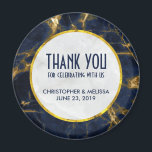 Imán Boda moderno de mármol azul marino y oro<br><div class="desc">Los imanes de bodas favorecen el diseño y la elegancia del fondo de mármol azul marino y dorado. En la parte superior hay un círculo con un borde de Relieve metalizado de oro falso con el texto personalizado en el interior.</div>