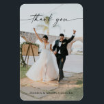 Imán Boda Moderno Fotos De Gracias<br><div class="desc">¡Que todos sepan lo mucho que apreciaron que fueran parte de su gran celebración con este imán fotográfico boda keepsake! Añade fácilmente tu foto boda favorita y edita tus detalles.</div>