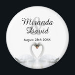 Imán Boda monograma de nombres de pareja de cisnes<br><div class="desc">Dos hermosos cisnes enamorados en un lago doblando la cabeza juntos y formando un corazón. Fondo blanco y elegante. Plantilla para sus nombres y fecha. Cartas negras. Una pareja de cisnes se queda unida de por vida,  así que son el símbolo perfecto del amor.</div>
