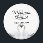 Imán Boda monograma de nombres de pareja de cisnes<br><div class="desc">Dos hermosos cisnes enamorados en un lago doblando la cabeza juntos y formando un corazón. Fondo blanco y elegante. Plantilla para sus nombres y fecha. Cartas negras. Una pareja de cisnes se queda unida de por vida,  así que son el símbolo perfecto del amor.</div>