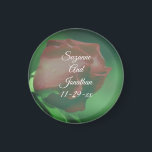 Imán Boda personalizada de Flor Rosebud Rosebud<br><div class="desc">El rosebudo rojo encantador se dobla suavemente en la flor de la luz del sol, ahorrando la invitación de la fecha boda o favoreciendo el imán refrigerador. Rellene su información en la plantilla. Haga más cambios en el texto y el tamaño, estilo y color del tipo de letra haciendo clic...</div>