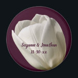 Imán Boda personalizado de la flor de tulipán blanco<br><div class="desc">Delicada fotografía de la flor de tulipán blanco por Susan favorece al imán. Rellene su información en la plantilla. Haga más cambios en el tamaño del tipo de letra, el estilo y el color haciendo clic en el Personalizar. Este diseño está disponible en muchos productos de mi galería. Por favor...</div>