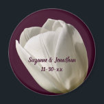 Imán Boda personalizado de la flor de tulipán blanco<br><div class="desc">Delicada fotografía de la flor de tulipán blanco por Susan favorece al imán. Rellene su información en la plantilla. Haga más cambios en el tamaño del tipo de letra, el estilo y el color haciendo clic en el Personalizar. Este diseño está disponible en muchos productos de mi galería. Por favor...</div>
