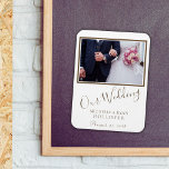 Imán Boda Photo Keepsake Elegant Script<br><div class="desc">Un elegante boda de fotos saborea el imán de los recuerdos con su foto boda, el nombre de la novia y del novio y la fecha del boda. Puede cambiar fácilmente el texto y la foto. Tipo de letra de guión moderno. Un gran regalo de boda para la memoria de...</div>