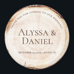 Imán Boda Rústico Personalizado de grano de corte de ma<br><div class="desc">Presentamos nuestro imán Personalizado Rústico Boda Wood Cut Grain, inspirado en el encanto y la belleza natural de las losas de madera comúnmente vistas en románticos bodas rústicos. Este recuerdo de imán redondo está diseñado para imitar una rebanada de madera, mostrando los intrincados anillos de árboles y añadiendo un toque...</div>