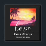 Imán Boda Tema Tropical Beach Sunset acuarela<br><div class="desc">Diseñado en base a mi pintura acuarela, un paisaje de puesta de sol tropical. Una hermosa puesta de sol con un espléndido cielo naranja y amarillo y las vistas al mar, a los barcos y a las cabeceras que bajan al fondo con una silueta de cocoteros en primer plano. El...</div>