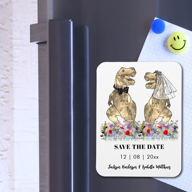 Imán Boda temática de los dinosaurios divertida salva l (Dinosaur wedding save the date invitation magnet with T-Rex bride and groom with colorful wildflower)