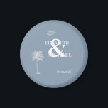 Imán Boda tropical minimalista Dusty Blue<br><div class="desc">Palmeras blancas y conchas marinas con un fondo azul polvoriento. Para cambiar detalles, haga clic en "Detalles". Para mover el texto o cambiar el tamaño, la fuente o el color, haga clic en "Editar usando la herramienta de diseño". Vea el enlace de la colección en esta página para ver todos...</div>