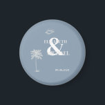 Imán Boda tropical minimalista Dusty Blue<br><div class="desc">Palmeras blancas y conchas marinas con un fondo azul polvoriento. Para cambiar detalles, haga clic en "Detalles". Para mover el texto o cambiar el tamaño, la fuente o el color, haga clic en "Editar usando la herramienta de diseño". Vea el enlace de la colección en esta página para ver todos...</div>
