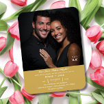 Imán Boda Viaje Oro Elegante Foto Personalizada<br><div class="desc">Tu amor está listo para despegar, y esta impresionante invitación de boda con tema de viaje hace que cada invitado sienta la emoción de tu día especial desde el momento en que llega. Personalízala con tu foto de compromiso, nombres, fecha, hora y detalles del lugar para obtener un recuerdo único...</div>