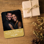Imán Boda Viaje Oro Elegante Guardar la Fecha Foto<br><div class="desc">Su historia de amor es una para las edades, y este elegante imán para salvar la fecha con tema de viaje es la forma perfecta de anunciar que su viaje juntos comienza. Personalícelo con su foto favorita, nombres, fecha de la boda y ubicación para un recuerdo que sus invitados mostrarán...</div>