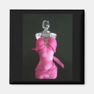 Imán Bonito en frasco de perfume rosa