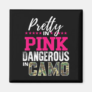Imán Bonito En Peligroso Rosa En Chica De Caza De Camo