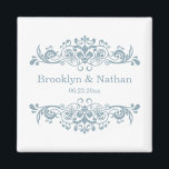 Imán Bonito Favor de la Boda Azul<br><div class="desc">Gráfica de cuadro de flourish/swirls clásicas. Sus nombres/fecha especial de la ocasión (por ejemplo, fecha de la ceremonia del boda) se pueden personalizar fácilmente con su elección de fuentes Zazzle (por ejemplo, escritura moderna con letras a mano). Si necesita ayuda para la colocación o personalización, utilice el vínculo "Contactar con...</div>