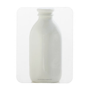 Imán Botella de leche en el fondo blanco