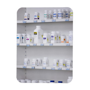 Imán botellas en los estantes en una farmacia