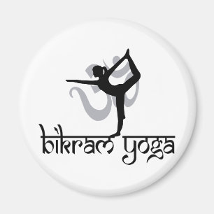 Imán Bow en pie sacando pose Bikram Yoga