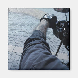Imán Brazo y mano de un motociclista montando motocicle