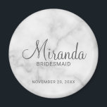 Imán Bridesmaid personalizada de escritura moderna<br><div class="desc">Añada un toque personal a su boda con el imán personalizado de dama de honor. Este imán presenta el nombre personalizado de la dama de honor en el estilo de letra de escritura moderna y gris con título y fecha boda en el estilo de fuente sans serif moderno gris sobre...</div>