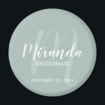 Imán Bridesmaid personalizada de escritura moderna<br><div class="desc">Añada un toque personal a su boda con el imán personalizado de dama de honor. Este imán presenta el nombre personalizado de la dama de honor en el estilo de letra de escritura moderno y blanco y monograma en el estilo de letra de guión moderno verde sabio como fondo con...</div>