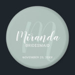 Imán Bridesmaid personalizada de escritura moderna<br><div class="desc">Añada un toque personal a su boda con el imán personalizado de dama de honor. Este imán presenta el nombre personalizado de la dama de honor en el estilo de letra de escritura moderno y blanco y monograma en el estilo de letra de guión moderno verde sabio como fondo con...</div>