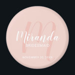 Imán Bridesmaid personalizada de escritura moderna<br><div class="desc">Añada un toque personal a su boda con el imán personalizado de dama de honor. Este imán presenta el nombre personalizado de la dama de honor en un estilo de letra de escritura moderno y blanco y un monograma en un estilo de letra de escritura moderno y rosa de color...</div>