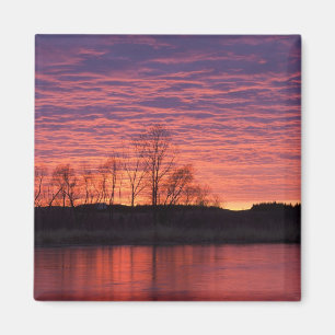 Imán Brillante puesta de sol se refleja en el río Calam