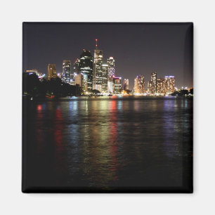 Imán Brisbane en la noche