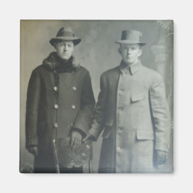 Imán Brothers Dapper Brothers in Overcoats RPPC Foto de (Frente)
